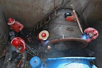 連夜搶修供水爆管！5輛送水車同時出動！