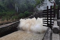 暴雨傾城，水控人冒雨排澇保暢通，守土盡責(zé)保供水安全！